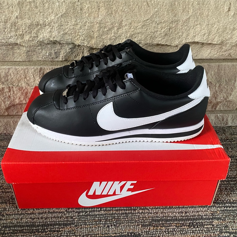 Hey! I’m letting go a pair of Men’s Cortez’s! Size 11, Black & White!